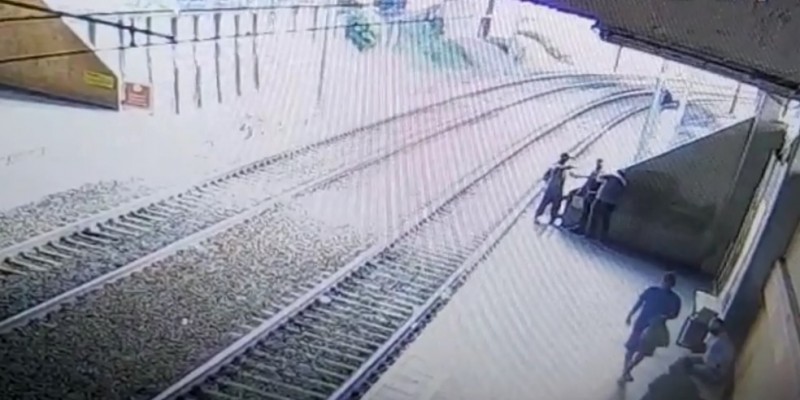 De acordo com as imagens, é possível ver que o vigilante estava na plataforma quando foi retido pelos assaltantes