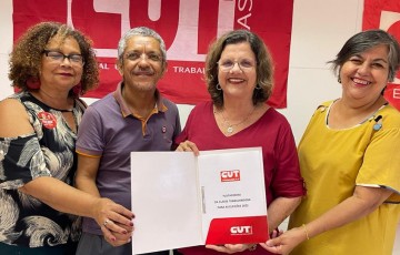 Teresa Leitão recebe documento com demandas da classe trabalhadora e firma compromisso