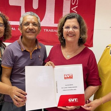 Teresa Leitão recebe documento com demandas da classe trabalhadora e firma compromisso