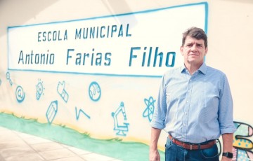 Alcides Cardoso diz que gestão João Campos só tem 4% dos kits escolares do ano letivo de 2024 e que atraso é falha grave da gestão