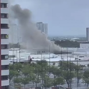 Incêndio atinge restaurante na praça de alimentação do Shopping Recife