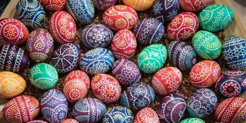 Com o passar dos anos, a festa religiosa se modificou para cada local, ao ponto de envolver o simbolismo de um coelho, a troca de ovos e a encenação da Paixão de Cristo