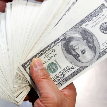 Dólar tem maior alta em dois meses e fecha a R$ 5,66