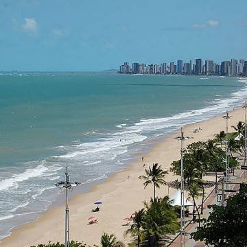 Recife contrata estudos para solucionar avanço do mar