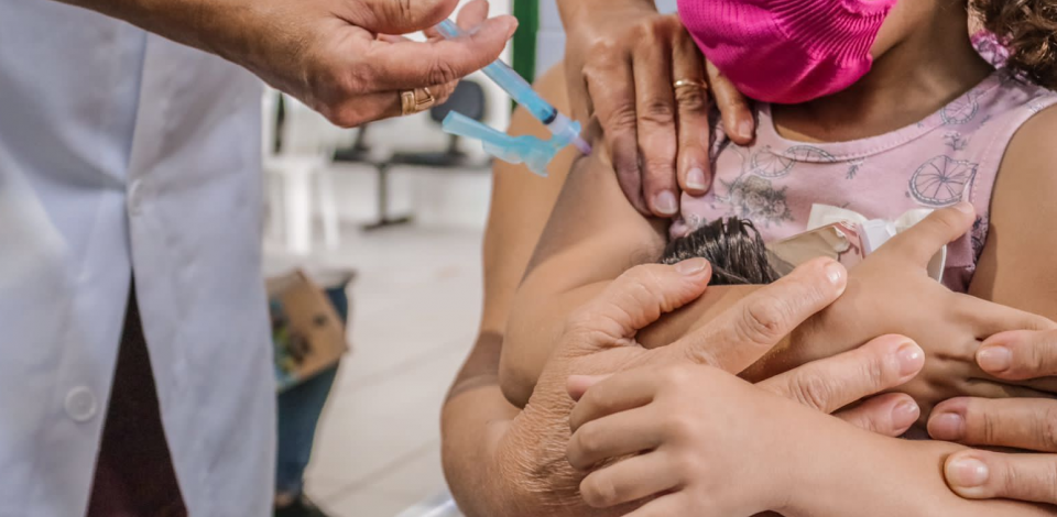 Pais de crianças de 9 e 10 anos podem realizar agendamento para vacinar os pequenos contra a Covid-19, em Caruaru.