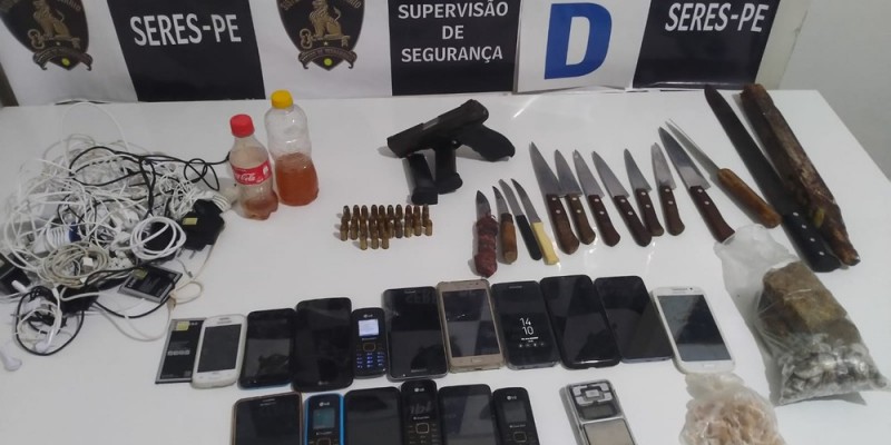 Além do armamento, foram recolhidas seis facas artesanais, munições, cinco celulares, seis carregadores,garrafas de uísque e drogas
