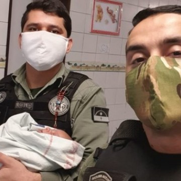 No Recife, policiais militares salvam bebê engasgado com leite materno