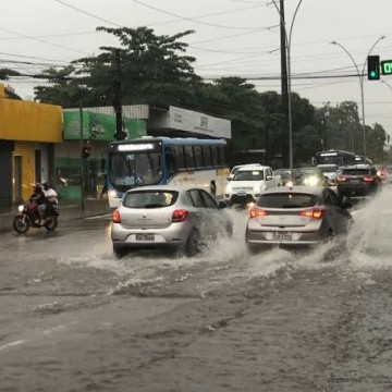 Após fortes chuvas, Recife amanhece em estado de alerta 