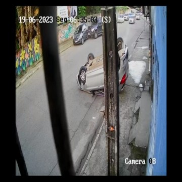 Motorista fica ileso após capotamento em Jaboatão dos Guararapes