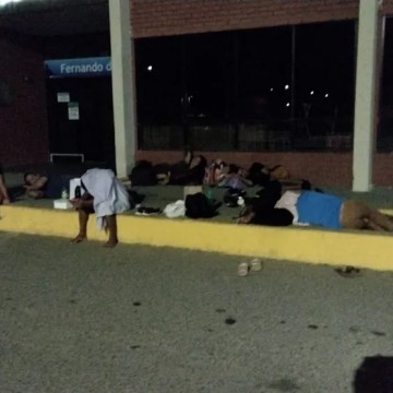 Moradores dormem no Aeroporto de Noronha para conseguir comprar passagens aéreas de ida e volta à ilha