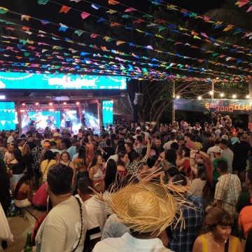 Com muito forró, moradores e turistas aproveitaram a noite de São João em Noronha