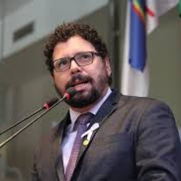 Ivan Moraes protocola pedido de cassação da vereadora Michele Collins na Comissão de Ética da Câmara Municipal