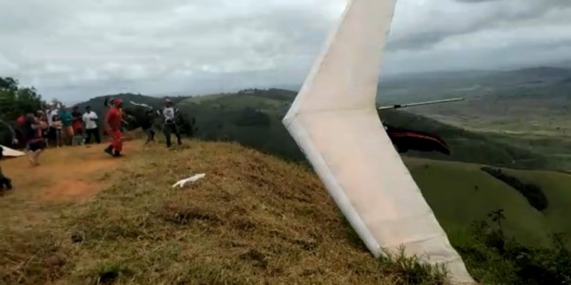 Piloto cai em rampa de lançamento ao tentar decolagem