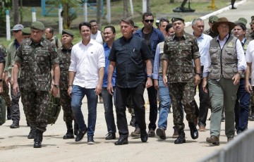 Ao lado de Anderson e Gilson, Bolsonaro lança pedra fundamental da Escola de Formação de Sargentos do Exército
