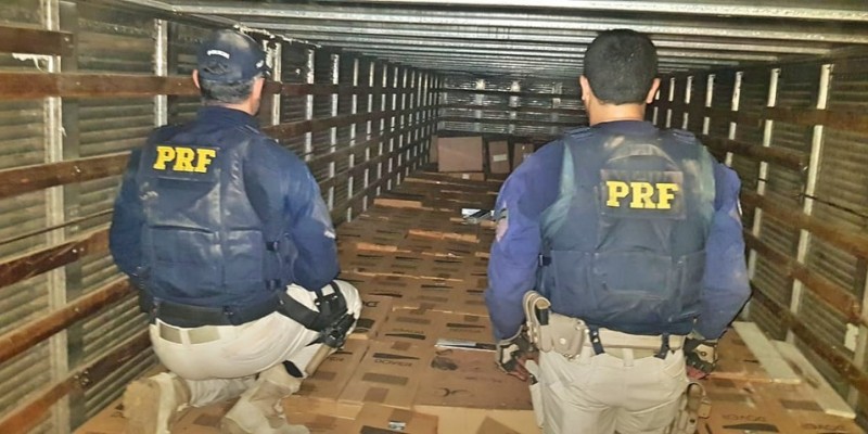 A mercadoria é de origem paraguaia e o motorista do caminhão, de 66 anos, que transportava os produtos, foi detido na ação