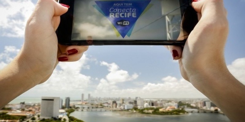 A nova secretaria levará internet gratuita a 500 praças do Recife.
