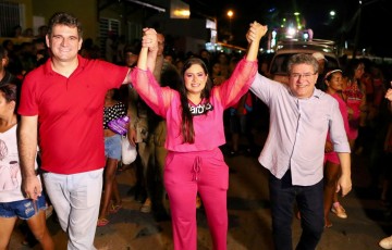 Luciano Duque e Marcelo Gouveia participam do Bloco da Barbie, ao lado da pré-candidata a prefeitura de Itambé, Manuella Mattos
