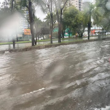 Com fortes chuvas, Recife está em estado de alerta laranja nesta sexta-feira; confira pontos de alagamento