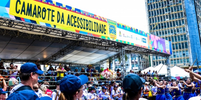 Este ano o principal e maior palco do Carnaval do Recife, deve receber pela primeira vez na história dos festejos de Momo o serviço de audiodescrição