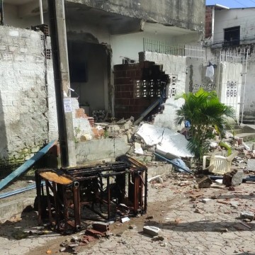 Explosão por vazamento de gás deixa três mulheres feridas no bairro dos Torrões; uma das vítimas teve 98% do corpo queimado