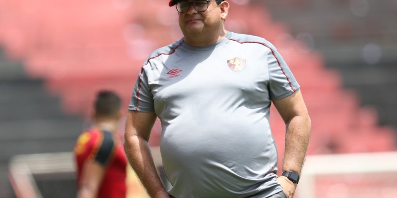 Guto Ferreira só divulgará a escalação minutos antes da partida