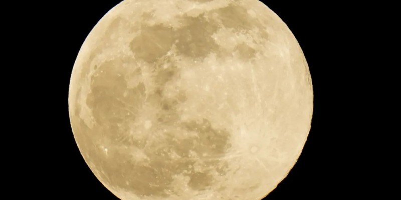 Fenômeno poderá ser visto assim que a Lua aparecer no céu. 