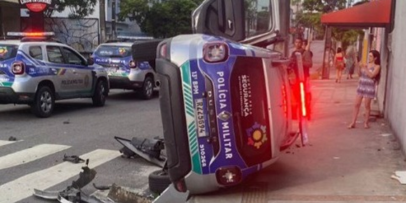 A colisão ocorreu no cruzamento da Rua José Bonifácio com a Rua Conde de Irajá, onde destroços dos automóveis ficaram espalhados