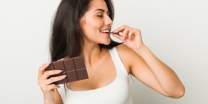 De acordo com o dentista Dr. Danilo Neves, comer chocolate não é o principal problema