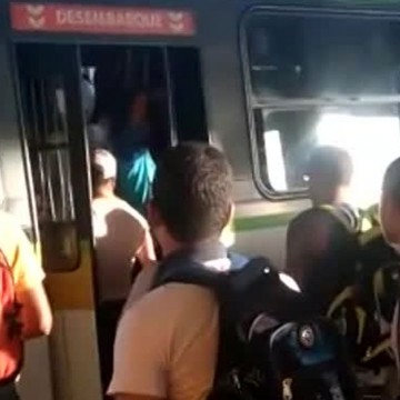 Quarentena mais rígida em Pernambuco é marcada por fiscalização nos estabelecimentos e aglomeração no transporte público