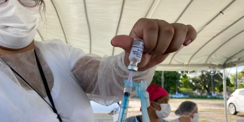 Atualmente o Brasil imuniza com a vacina bivalente idosos a partir dos 60 anos
