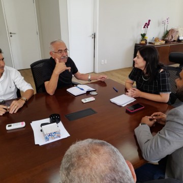 Yves Ribeiro discute com vice-governadora prioridades para Paulista
