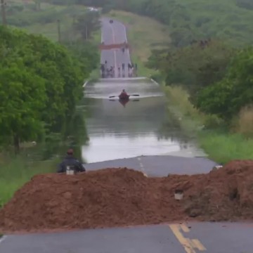 Barragem transborda por causa das chuvas e causa transtornos em Limoeiro