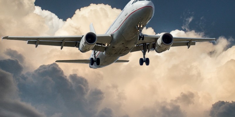 A chamada ‘Lei do Voo Simples’ (Lei nº 14.368/2022) possibilita que os serviços feitos pela aviação sejam menos burocráticos e abre espaço para diminuição do preço cobrado ao consumidor final