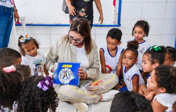 Rio Formoso: Prefeita Isabel Hacker entrega mais uma remessa de kits de material escolar pra alunos de escolas municipais 