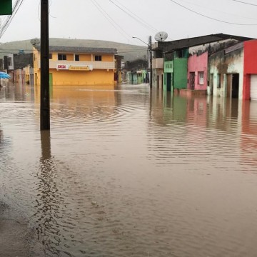 Barragem se rompe em Sairé e água inunda as ruas em Barra de Guabiraba
