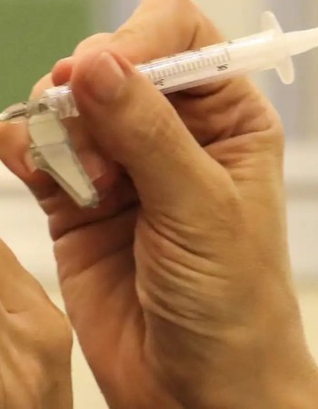 Brasil recebe 1,4 milhão de doses da vacina da covid-19 contra variante XBB