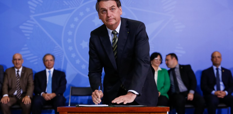 Bolsonaro assina medida que acaba com o DPVAT e o DPEM a partir de 2020