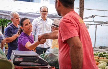 Raquel Lyra visita feira livre em Passira e escute demandas dos comerciantes 