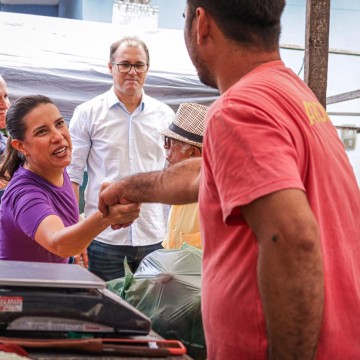 Raquel Lyra visita feira livre em Passira e escute demandas dos comerciantes 