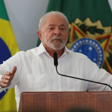 Lula anuncia reajuste do salário mínimo e isenção de IR