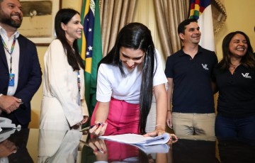Com subsídio de R$ 20 mil do Governo do Estado, primeira mulher assina contrato da casa própria através da Entrada Garantida