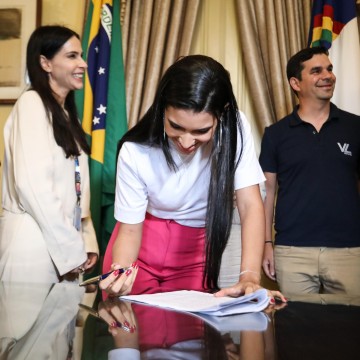 Com subsídio de R$ 20 mil do Governo do Estado, primeira mulher assina contrato da casa própria através da Entrada Garantida