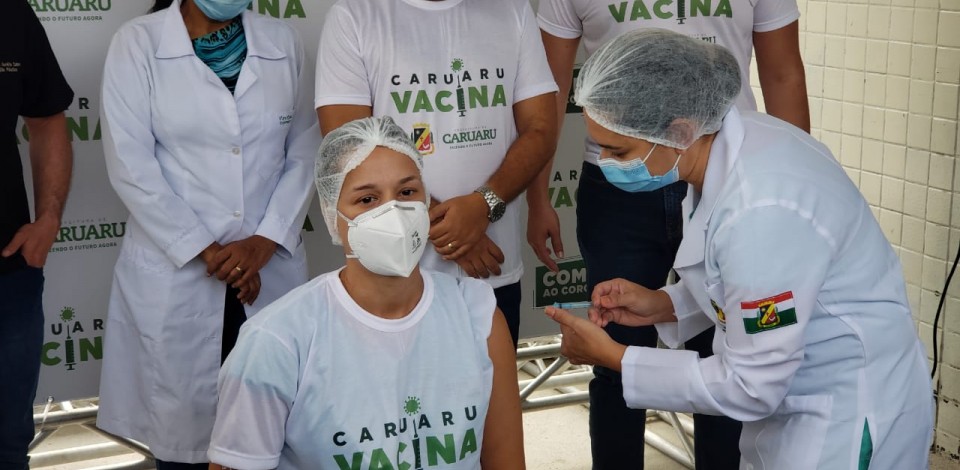 Vídeo: técnica de enfermagem é a primeira a ser vacinada em Caruaru