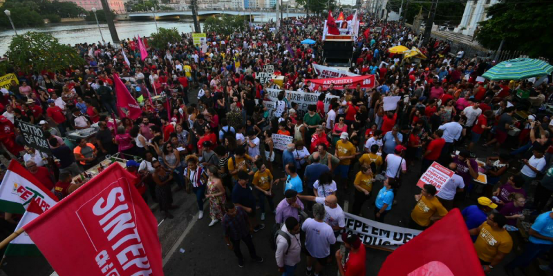 O protesto combate o corte de 30% das verbas destinadas à educação, anunciado pelo governo Federal