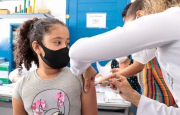Crianças de 4 anos recebem vacina conta Covid-19 em Vitória