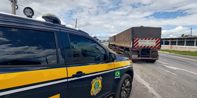  O suspeito foi detido durante uma abordagem a um caminhão que transportava milho de Balsas, no Maranhão, até Carpina, na Mata Norte de Pernambuco