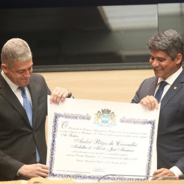 Câmara do Recife homenageia o ex-vereador André Régis