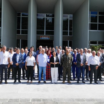  Raquel Lyra e ministro da Defesa visitam área em que será construída a Escola de Sargentos do Exército em Pernambuco