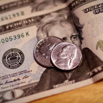 Dólar cai para R$ 5,46 e fecha no menor valor em dois meses