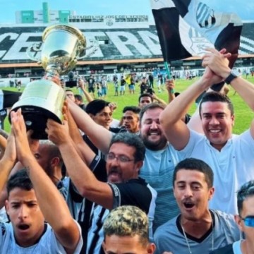 Rodrigo Pinheiro anuncia patrocínio ao Central e entrega taça ao time